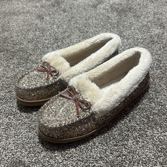 Old Navy size 9 women’s gold glitter sparkle slippers. Preowned. Faux fur. - Picture 2 of 8